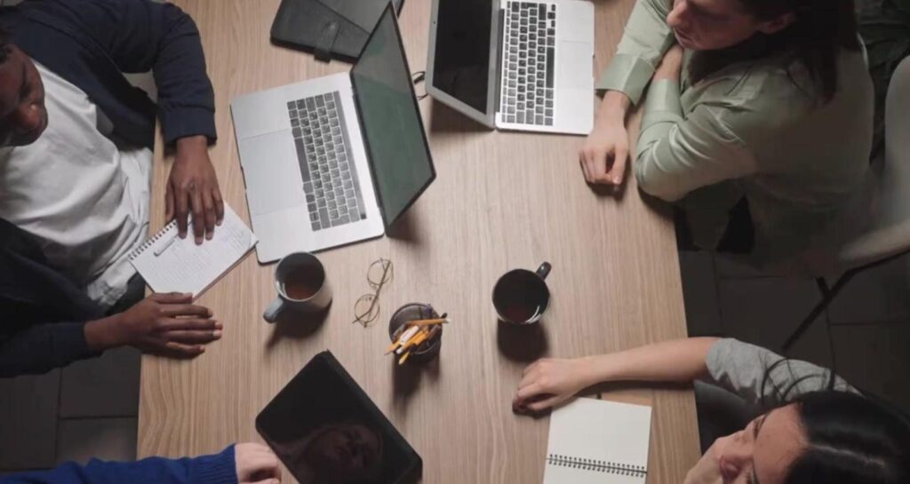 A Nova Fronteira da Liderança Digital: Como a Inteligência de Dados Redefine o Papel dos Gestores